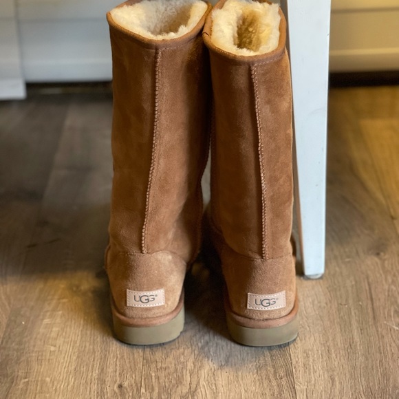UGG Classic II Genuine Shearling Lined Tall Boot - Picture 4 of 7